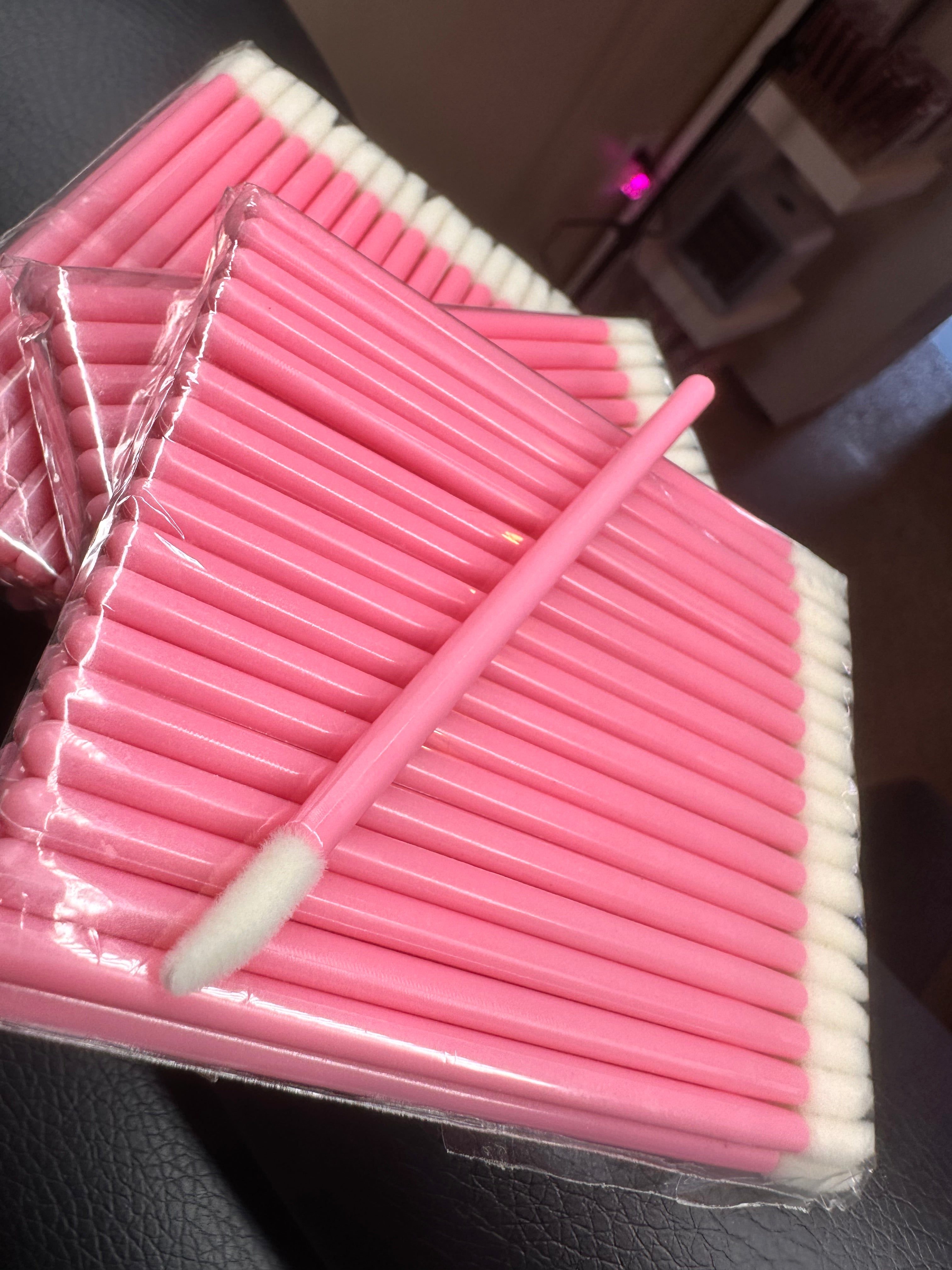 Lint free lip wand applicators